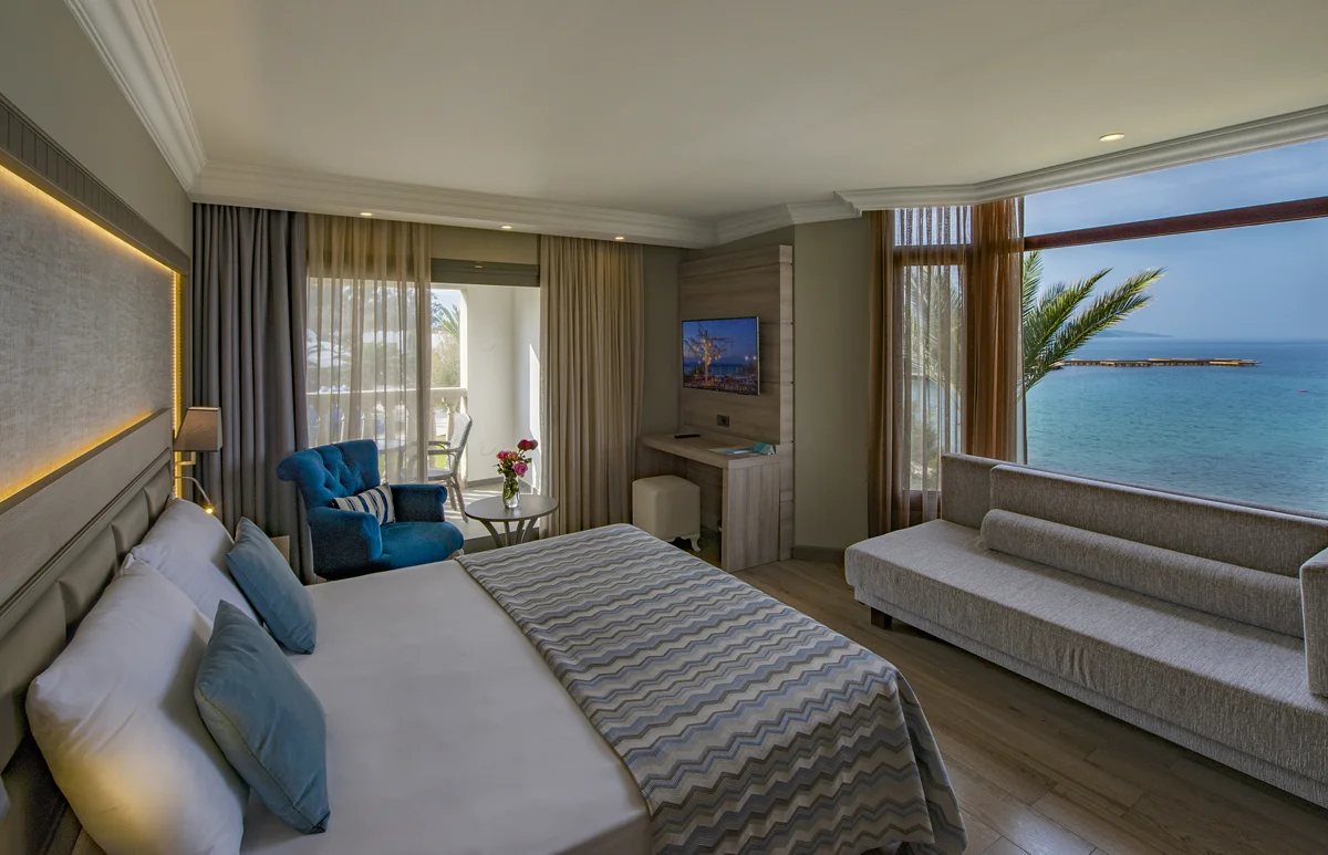 Deniz Manzaralı Köşe Oda