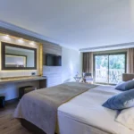 Hotel Samara şirketi modern dekorasyonlu kara manzaralı standart oda yatak ve oturma alanı